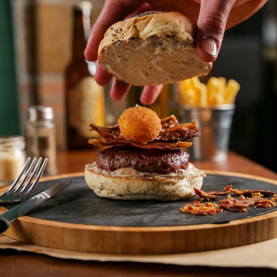black-angus-dry-age-burger-20-dana-mesara-bela-reka-sa-farme-bela-reka