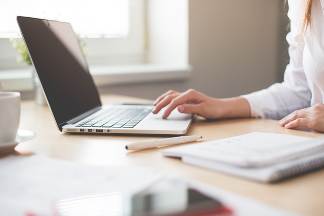 zena analizira informacije za firmu na laptopu