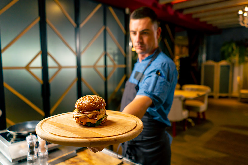 Šef restorana iznosi Dry Age burger
